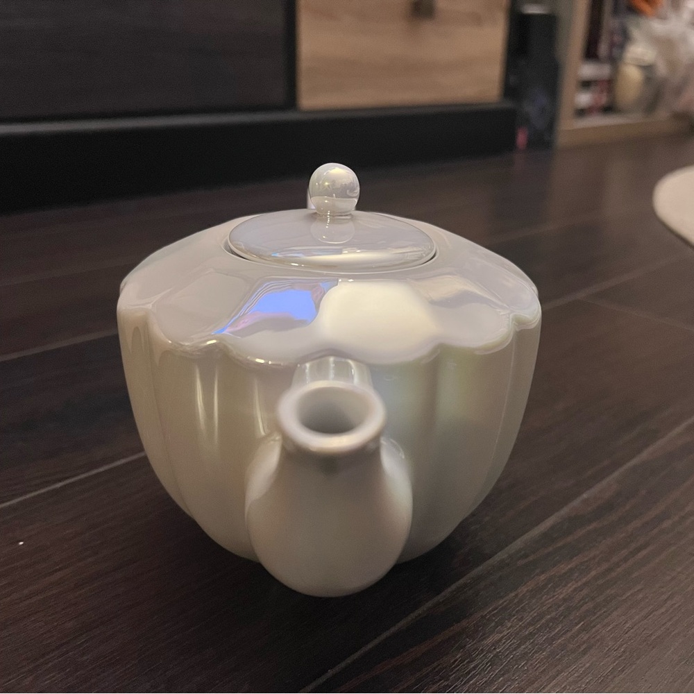 Shell Opal Cream Teapot - Picture 4 of 10